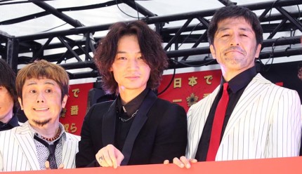 (左から)横山健、綾野剛、谷中敦