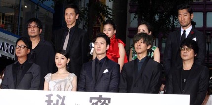 (前列左から)椎名桔平、栗山千明、岡田将生、松坂桃李、大森南朋、(後列左から)大友啓史監督、大倉孝二、織田梨沙、木南晴夏、平山祐介