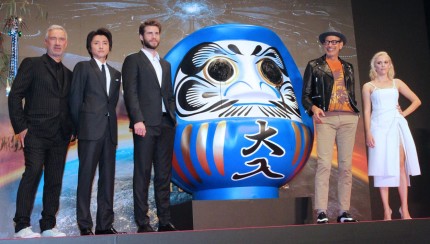 ダルマに目入れをしてヒット祈願した(左から)ローランド・エメリッヒ監督、藤原竜也、リアム・ヘムズワース、ジェフ・ゴールドブラム、マイカ・モンロー