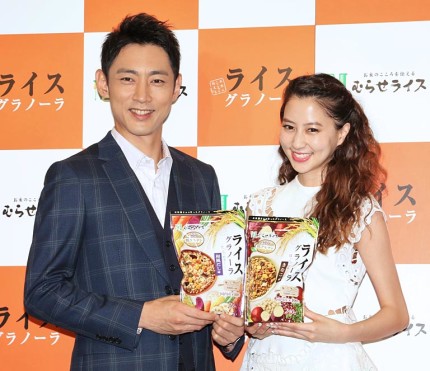 「ライスグラノーラ 新商品発表会」に登場した小泉孝太郎(左)と河北麻友子