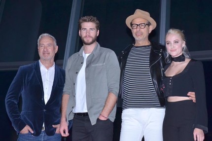 来日会見に出席した(左から)ローランド・エメリッヒ監督、リアム・ヘムズワース、ジェフ・ゴールドブラム、マイカ・モンロー