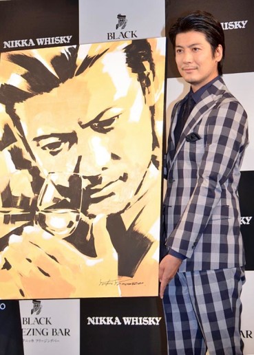 期間中店内に飾られるオリジナルポートレートを披露