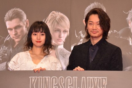 忽那汐里(左)と綾野剛