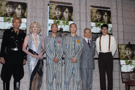 (左から)小柳友、新納慎也、北村有起哉、佐々木蔵之介、藤木孝、中島歩