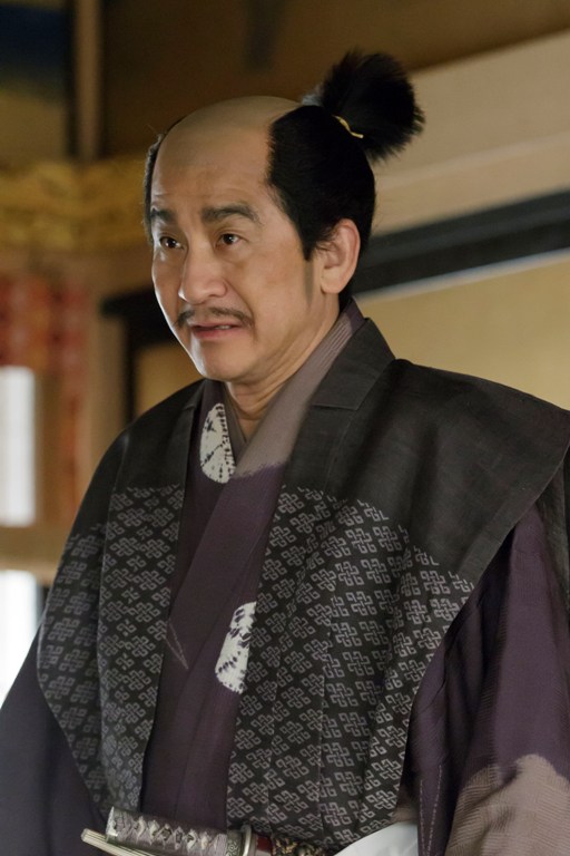 片桐且元役の小林隆