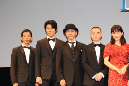 (左から)野間口徹、鈴木亮平、小林薫、染谷将太、綾瀬はるか