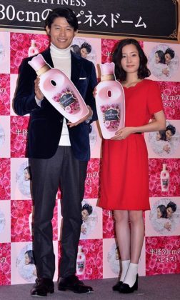鈴木亮平(左)と蓮佛美沙子
