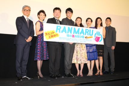 (左から)堤幸彦監督、財前直見、佐藤二朗、向井理、木村文乃、木村多江、黒谷友香、永瀬匡