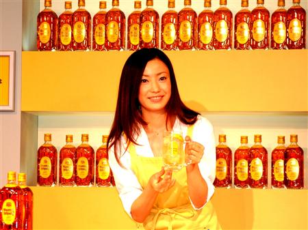 菅野美穂 私も３４歳 お酒は好き 新ｃｍで角ハイボールを出すお店の新米店主に エンタメovo オーヴォ