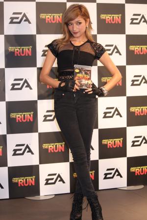 ローラ 好きな男性のときめくしぐさを告白 車をバックさせるときに振り返る姿にドキドキ エンタメovo オーヴォ