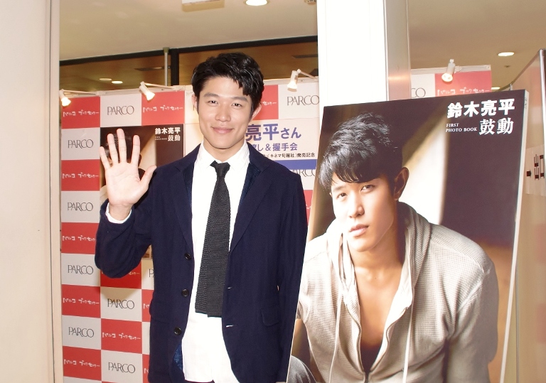 鈴木亮平 花子さんに会えなくて寂しい 花子とアン クランプアップ後の心境を吐露 エンタメovo オーヴォ