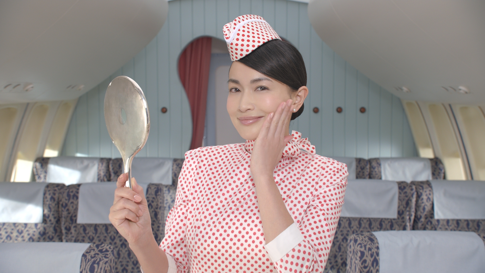 長谷川京子 過激派 から華麗に変身 カネボウ新cmで3変化 エンタメovo オーヴォ 長谷川京子 過激派 から華麗に変身 カネボウ新cmで3変化 エンタメovo オーヴォ