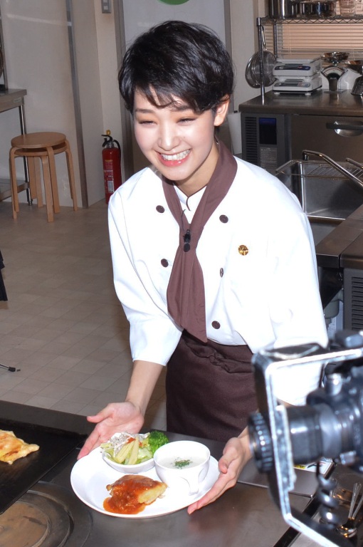 剛力彩芽 初のシェフ役に おなかが空く 首相を演じる小日向文世は 毛量 を危惧 エンタメovo オーヴォ