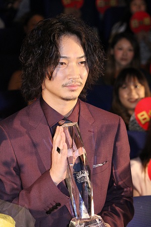 綾野剛 ずっと爆笑なんですよ ニューヨークの映画鑑賞スタイルに驚き エンタメovo オーヴォ