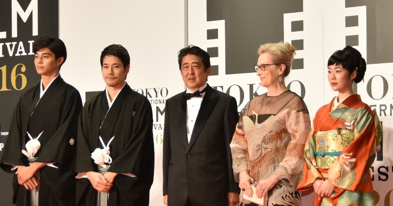 松山ケンイチ 安倍首相と肩を並べ 光栄 東京国際映画祭のレッドカーペットに登場 エンタメovo オーヴォ