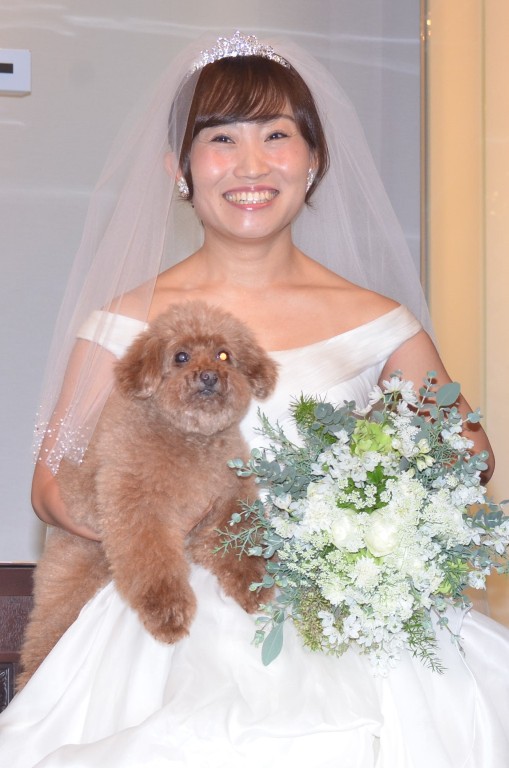 キンタロー 純白のウエディングドレスで結婚披露宴 愛犬抱きしめ 今日は世界で一番私がきれい エンタメovo オーヴォ