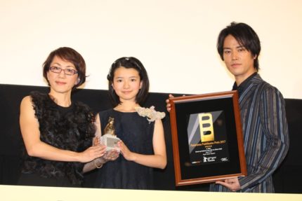 (左から)荻上直子監督、柿原りんか、桐谷健太