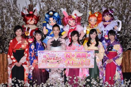 (前列左から)森なな子、村中知、木村佳乃、美山加恋、福原遥、藤田咲、(後列左から)キュアショコラ、キュアジェラート、キュアホイップ、キュアカスタード、キュアマカロン