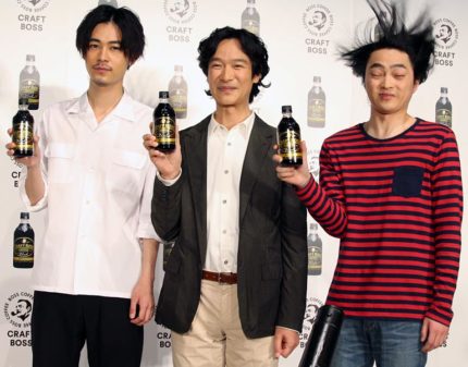 演出で“新しい風”を受け止める小澤慎一朗(右)