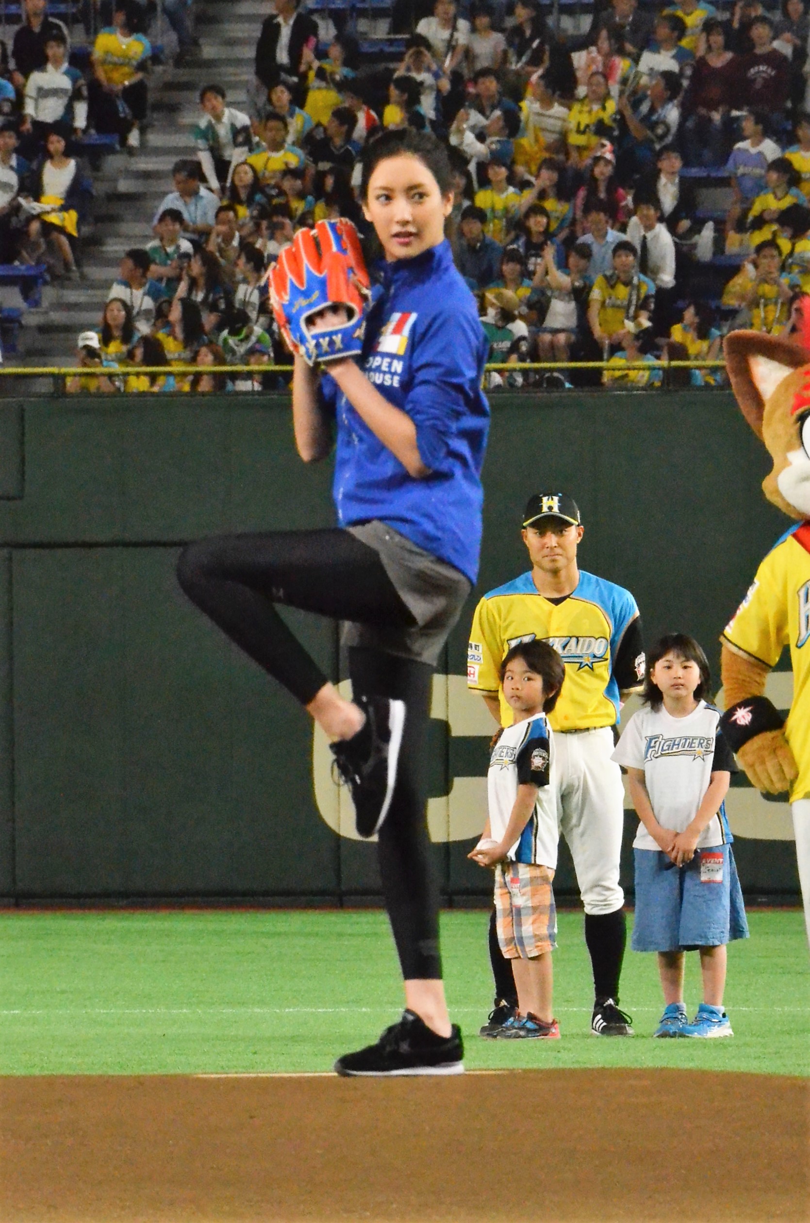 菜々緒 始球式でノーバン投球 亀梨和也のアドバイス生かせず ４０点 エンタメovo オーヴォ