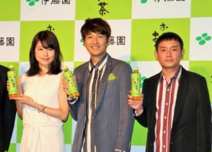 伊藤園「お~いお茶」新作TV‐CMおよび新キャンペーン発表会に登場した(左から)有村架純、ゆずの北川悠仁と岩沢厚治
