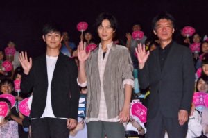 舞台あいさつに出席した、(左から)工藤阿須加、福士蒼汰、成島出監督