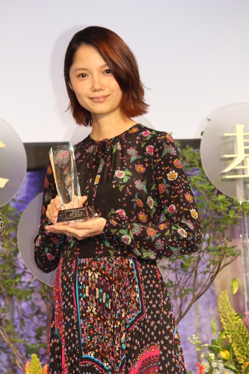 宮崎あおい 妊娠発表後 初めて公の場に登場 北斎の娘 で演技賞 心の底から幸せでした エンタメovo オーヴォ