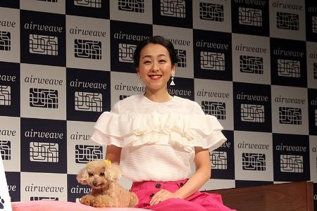 浅田真央 愛犬エアロとｃｍ共演で笑顔 マサルよりも と わが子 をアピール エンタメovo オーヴォ